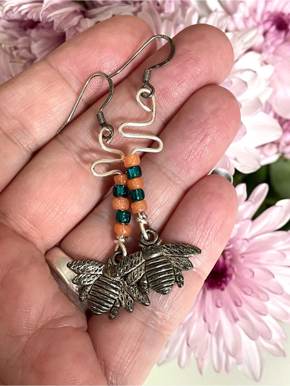 Cute silvertone & beaded dangly bee earrings wilderkind garden summer